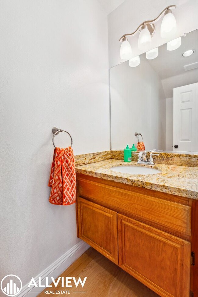 Building Photo - Gorgeous 2 Bed, 2.5 Bath End-Unit Home Available NOW in Aliso Viejo!