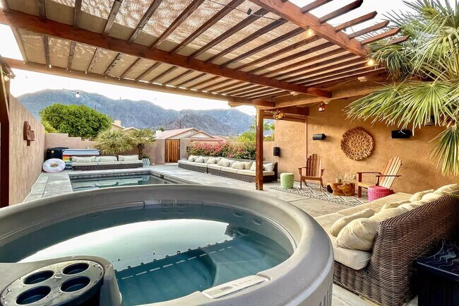 Building Photo - 53180 Avenida Mendoza