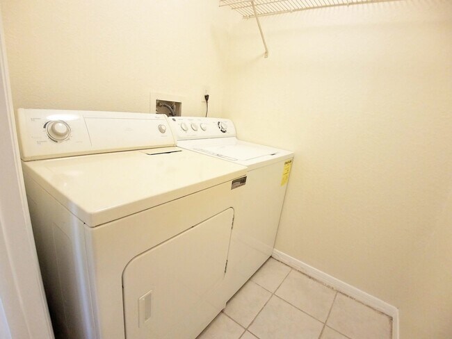 Building Photo - Beautiful  Remodeled First Floor 2/2 Condo...