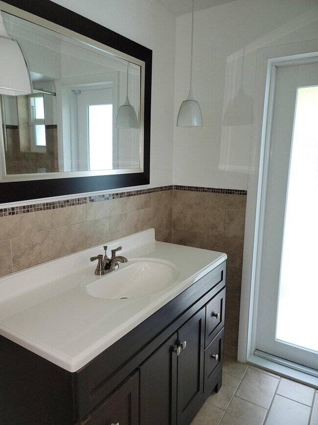 Building Photo - 1680 NE 34th Lane B Oakland Park Fl 33334