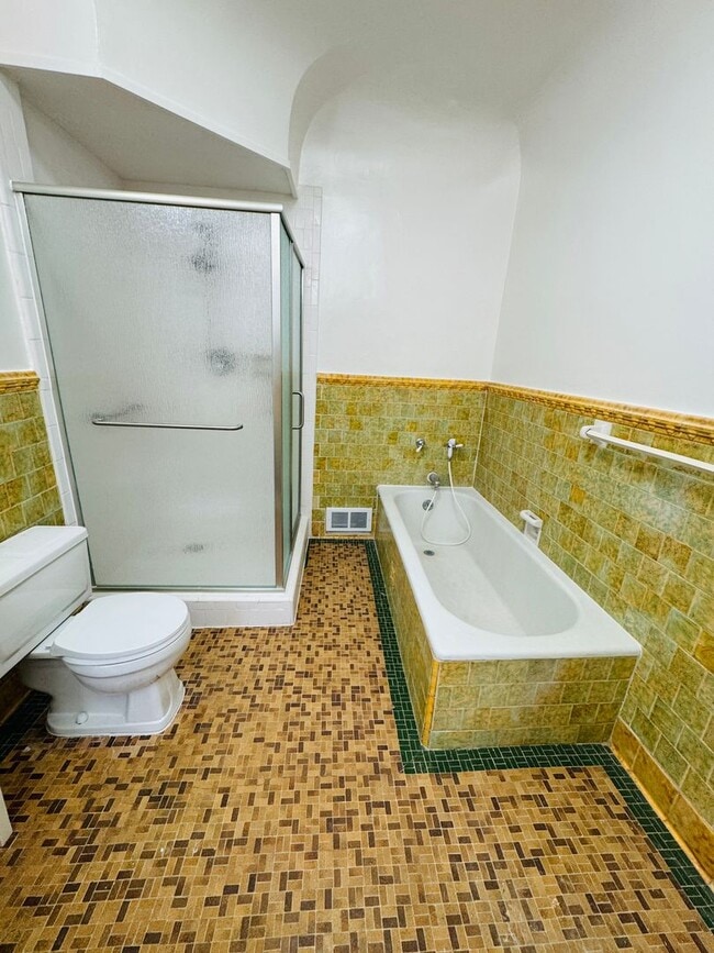 Building Photo - 902-360 N MANSFIELD AVE