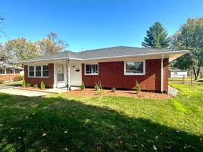 Building Photo - Charming and Updated Cul-de-Sac Gem with Year-Round Sunroom and Spacious Backyard!
