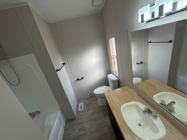 Building Photo - 210 N Walnut St