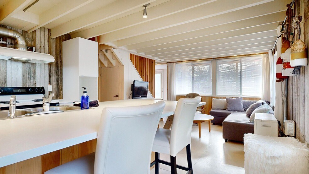 Building Photo - 42 Evergreen Ave