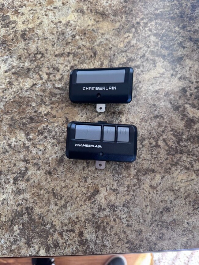 Building Photo - 3 Bedroom, 2 Bathroom Home, with Attached 2 Car Garage Available in Coeur d'Alene!