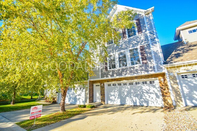 Building Photo - 2 Bedroom, 2 1/2 Bath Townhome in Urbandal...