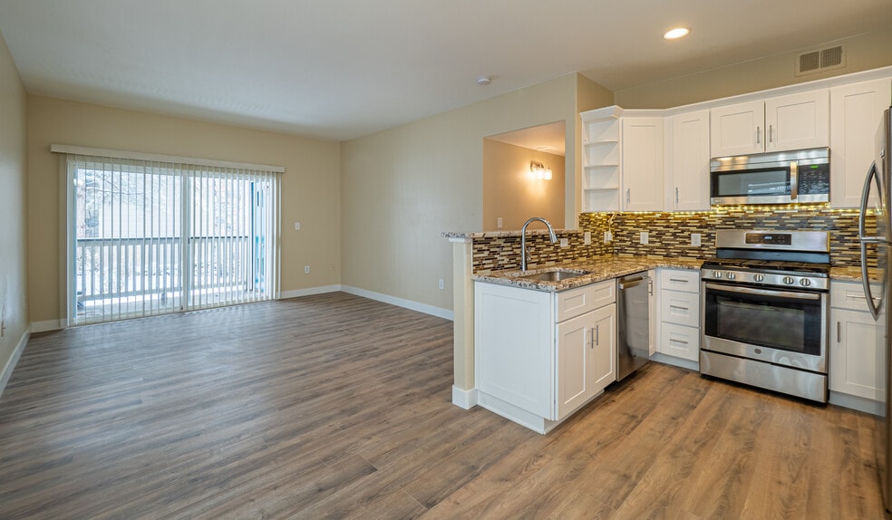 Modern open floor plan - 8440 Little Rock Way