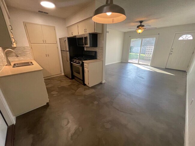 Building Photo - 8005 Pinedale Cove