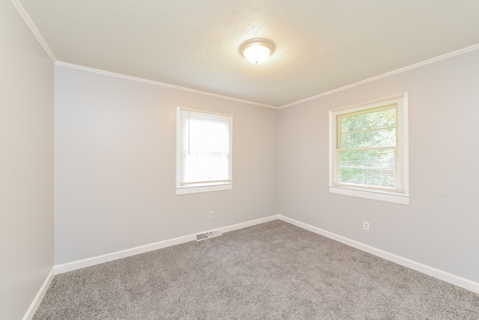 Building Photo - 10 Dearr Dr