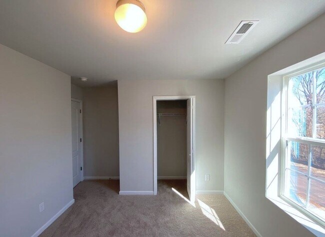 Building Photo - Beautiful 3 Bedroom, 2 1/2 Bathroom Home off Robinhood Rd in Winston!