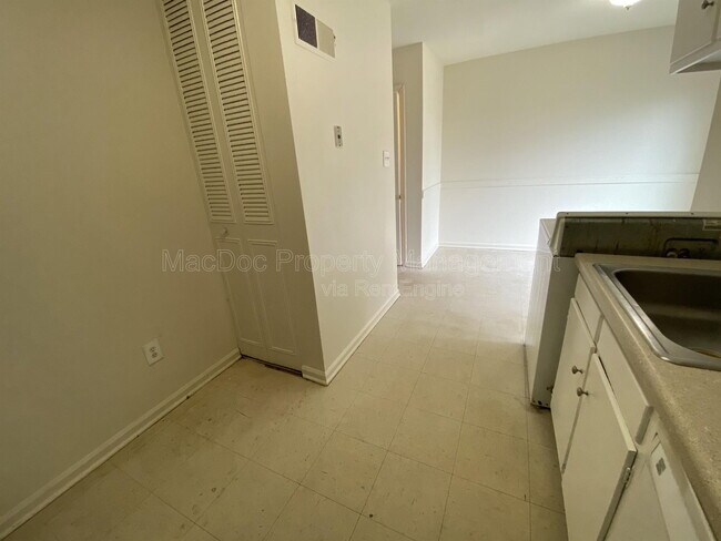Building Photo - 809 Denton Cir