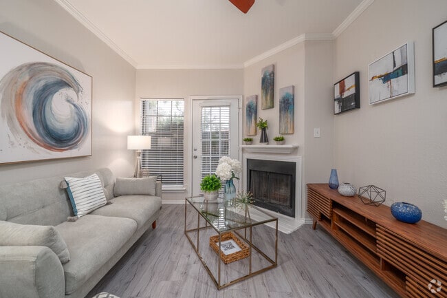 1BR, 1BA - 650SF - Living Room - Green Tree Place