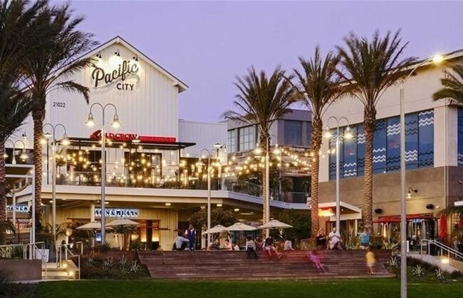 Building Photo - Beautifully Renovated Apartment Steps to the Beach - Washer/Dryer & Refrigerator included!