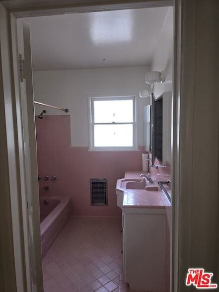 Building Photo - 6243 S Fairfax Ave