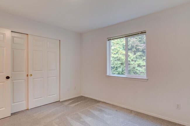 Building Photo - 2 Bedroom, 2.5 Bath Condo in Madrona Heights