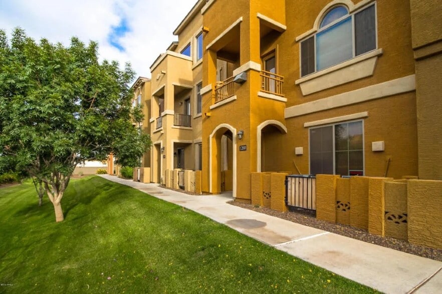 Primary Photo - 900 S 94th St