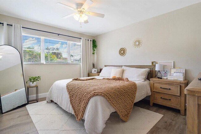 Building Photo - 2455 NE 51st St