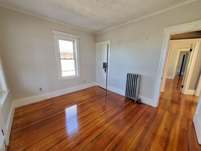 Building Photo - 623 Fellsway