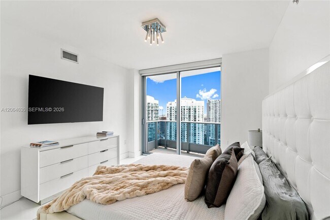 Building Photo - 200 Biscayne Blvd Way