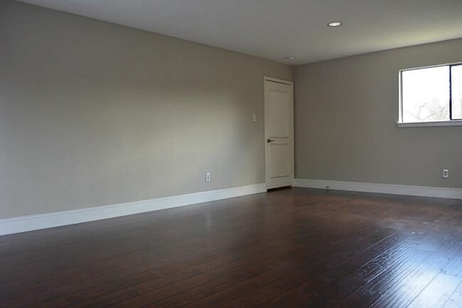 Building Photo - 2127 Manor Green Dr