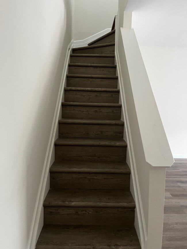 Building Photo - 121 Wellington Ct