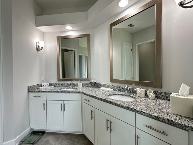 Building Photo - Fully Furnished, Stunning 4/4, Available I...