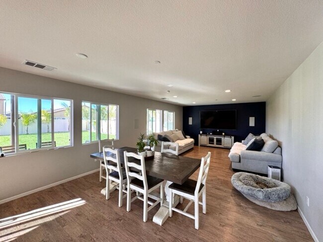 Building Photo - Stunning 4 Bedroom Cul-De-Sac Home with Loft located in Winchester!