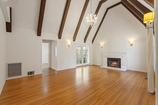 Building Photo - 4 Bed • 3 Bath • 2,135 Sq Ft (Main House) ...