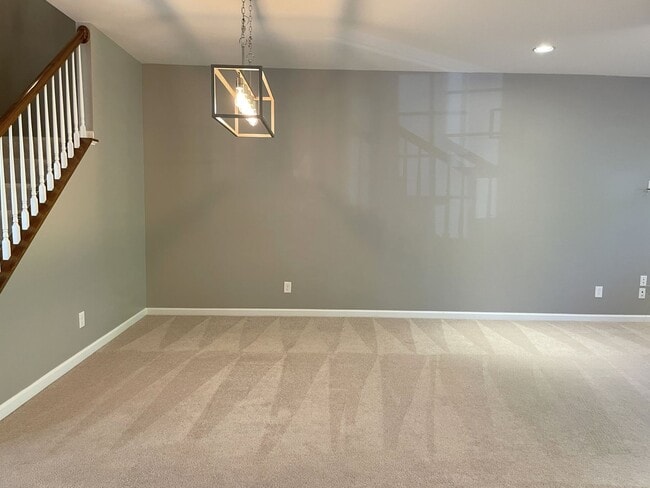 Building Photo - Spectacular 4 Bed 3.5 Bath Townhouse In Br...