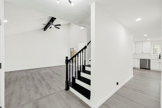Building Photo - 14823 Elmont Dr