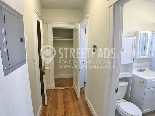 Building Photo - bedroom in Boston MA 02215