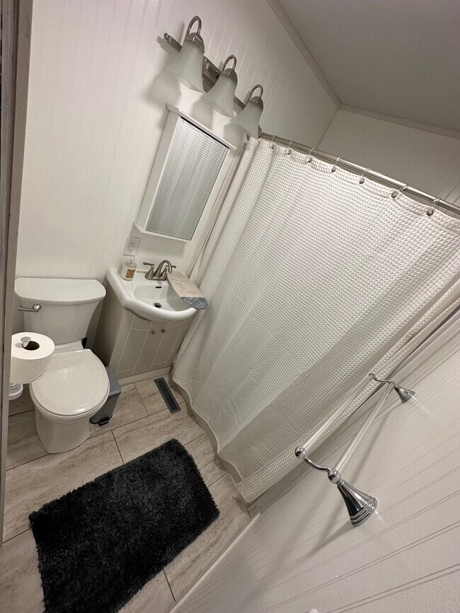 Building Photo - 2425 N Headley Rd