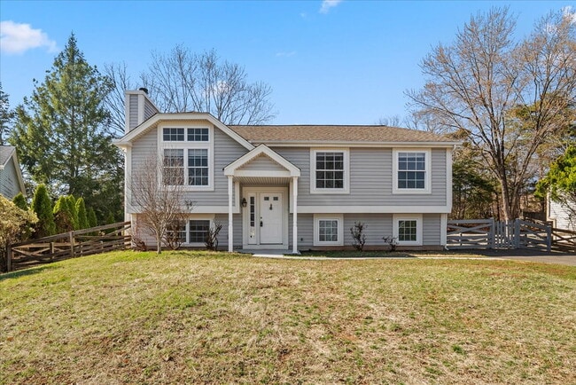 Building Photo - Available Now – Renovated 5BR / 3BA Home in Quiet Sterling Cul-de-Sac