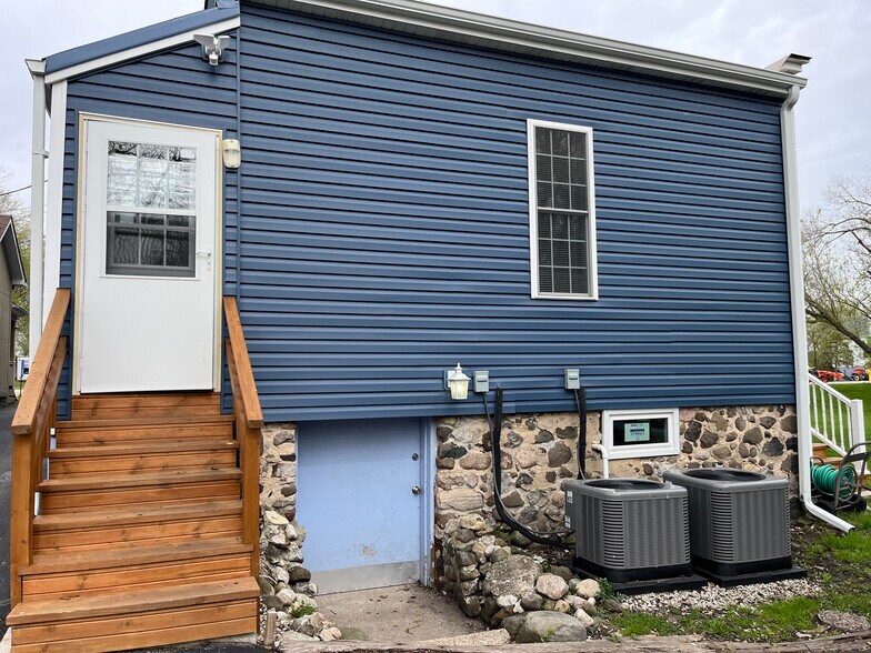 Building Photo - 11323 Fox River Rd