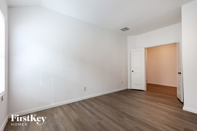 Building Photo - 10719 Vinateros Dr