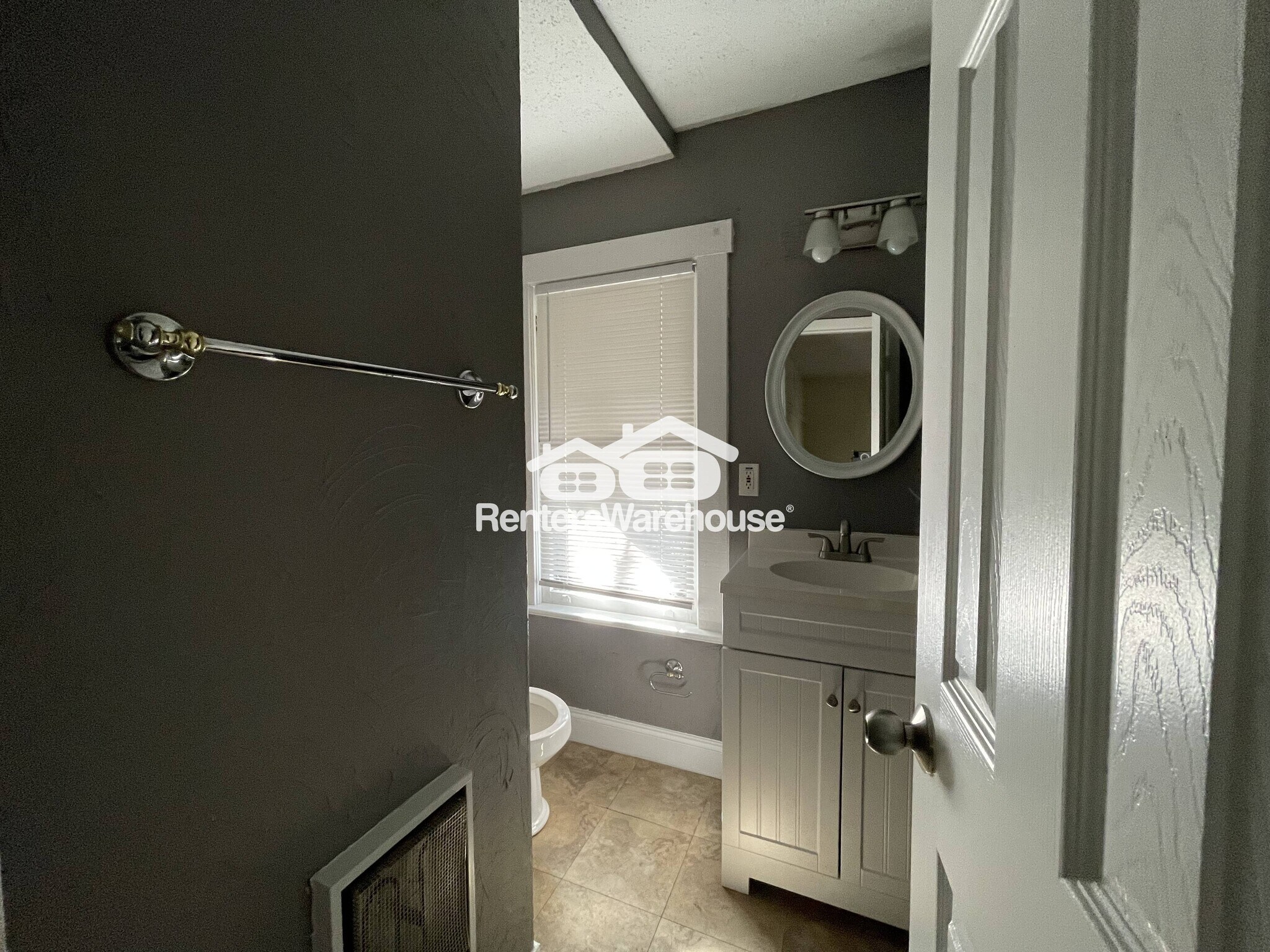 Building Photo - 1008 W Powhatan Ave