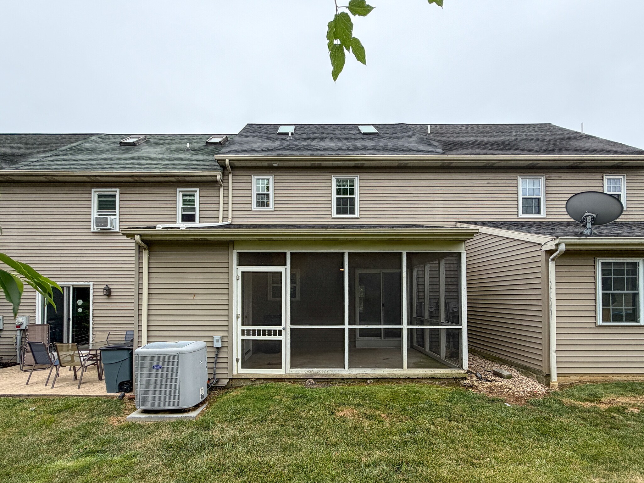 Building Photo - 425 Deerfield Dr