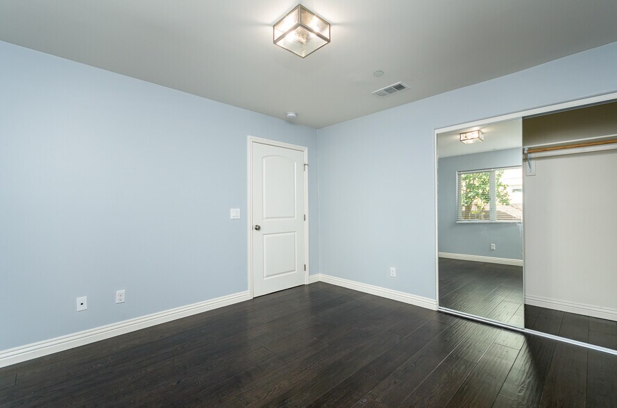 Building Photo - 736 N Wilton Pl