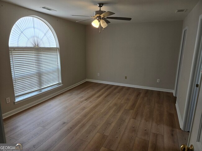 Building Photo - 642 N Fairfield Dr