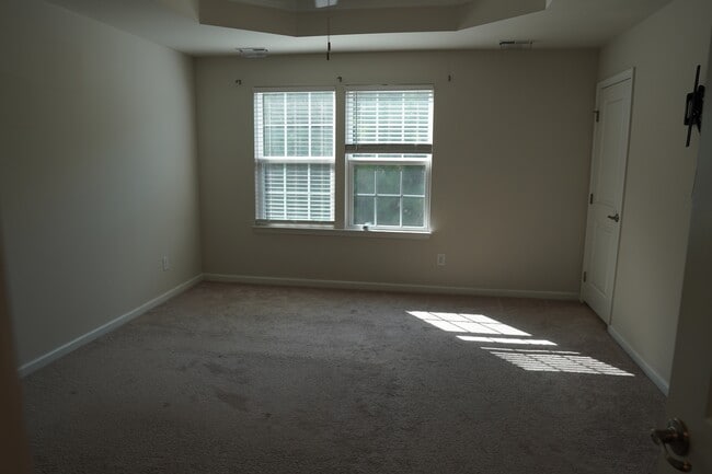 Building Photo - 417 Cross Country Way
