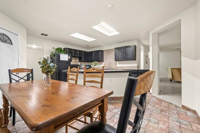 Building Photo - 2105 Capstan Dr