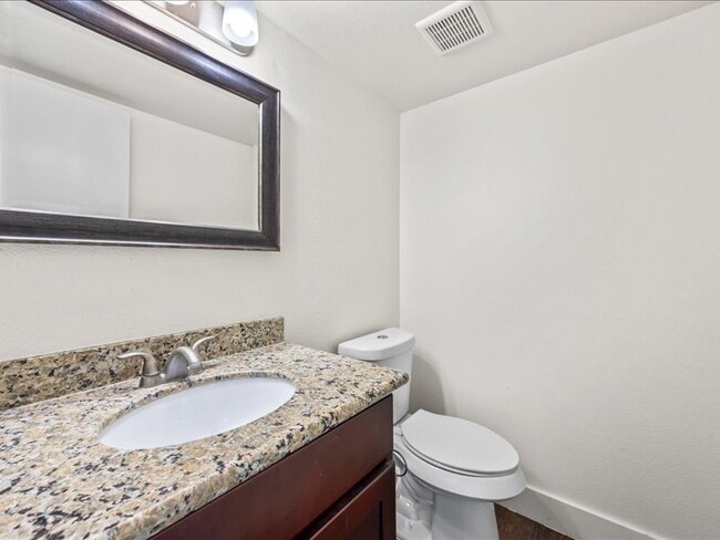Building Photo - Spacious 3-Bedroom Home Near Medical Cente...