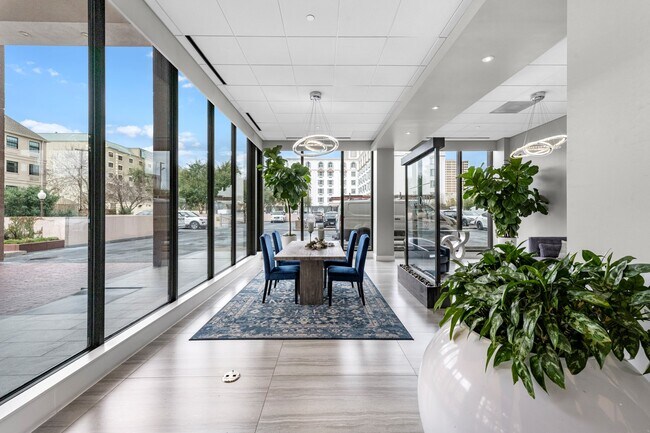 Building Photo - 5150 Hidalgo St