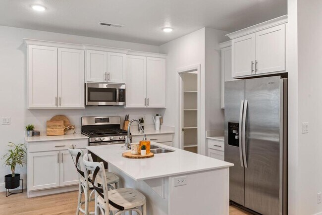 Building Photo - Desert Color Townhome 4-Bedrooms!