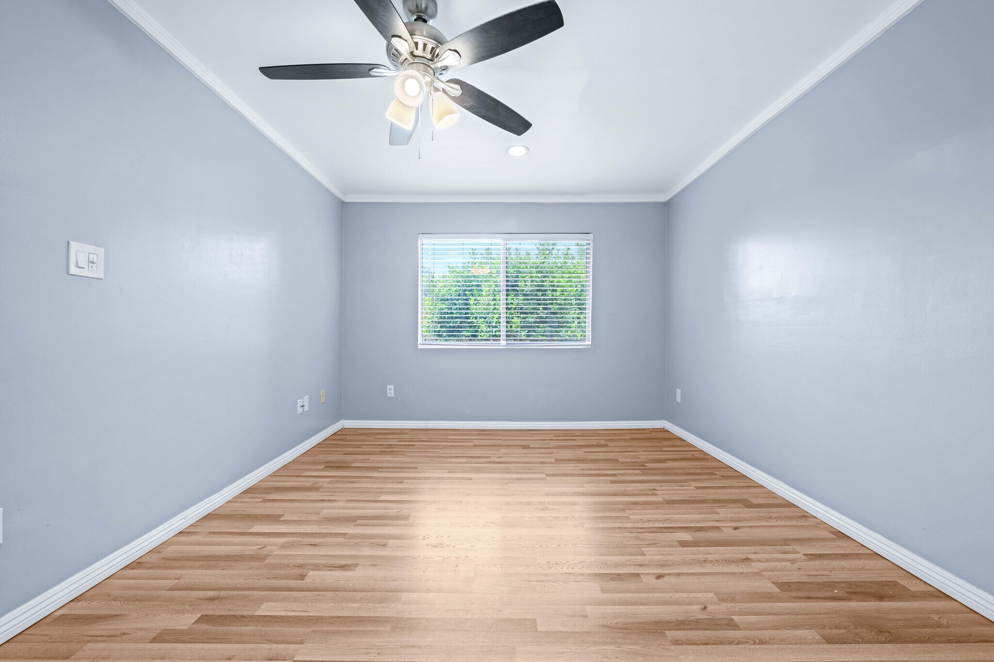 Master bedroom - 12801 Moorpark St