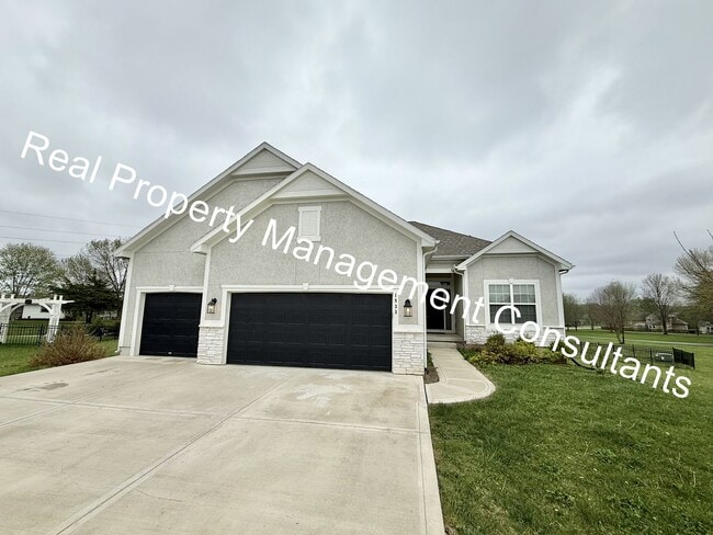 Building Photo - Extraordinary 4 bedroom home in Lee's Summit