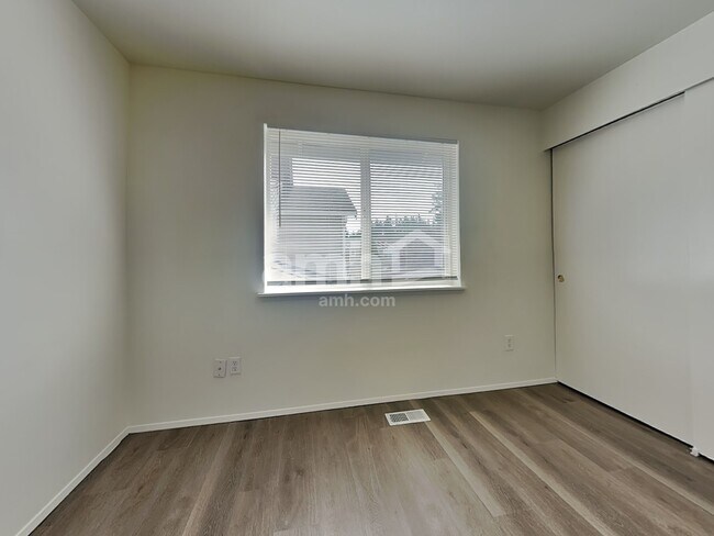 Building Photo - 18631 29th Ave E