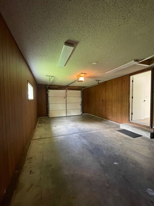 Building Photo - Great Location 3 bedroom 1 bath 1car garage