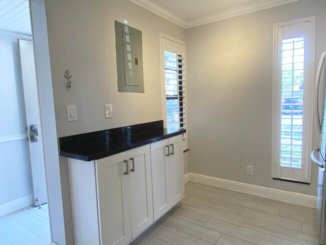 Building Photo - 15 Royal Palm Way