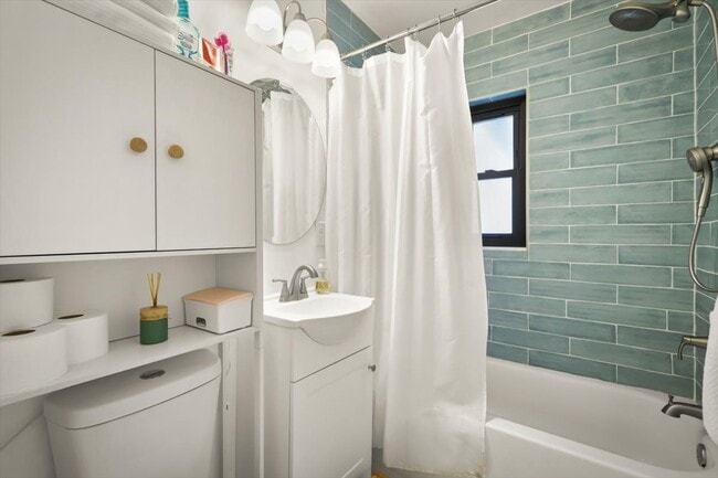 Building Photo - 3506 Claridge Rd E